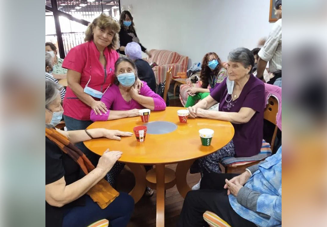 Taller de Puntillismo Navideño para abuelos del Centro de Día Santiago Apóstol